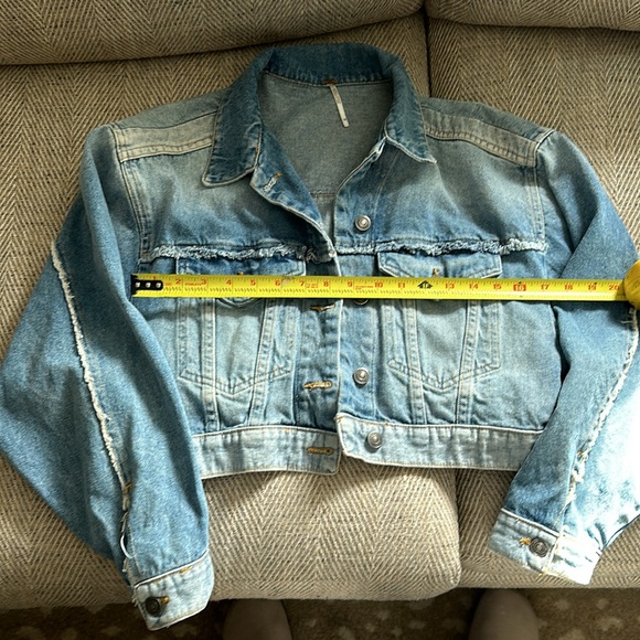 Cute Free People cropped denim jacket - Picture 5 of 8